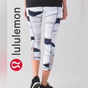 Lululemon True Self Crop Bleacher Stripe White Black EUC Size 6